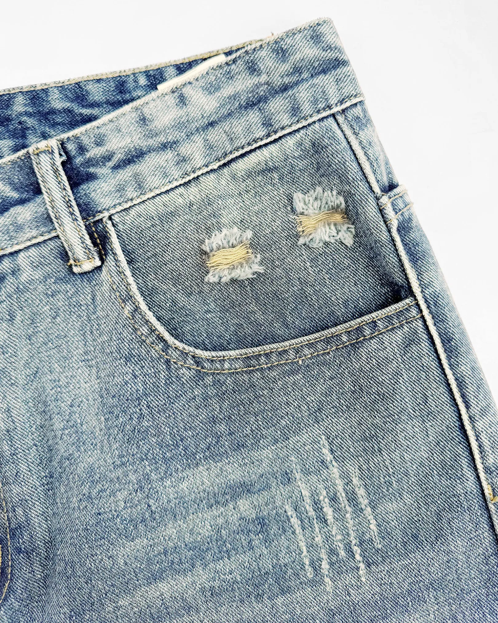 DISTRESSED DENIM SHORTS | Lichtblauw