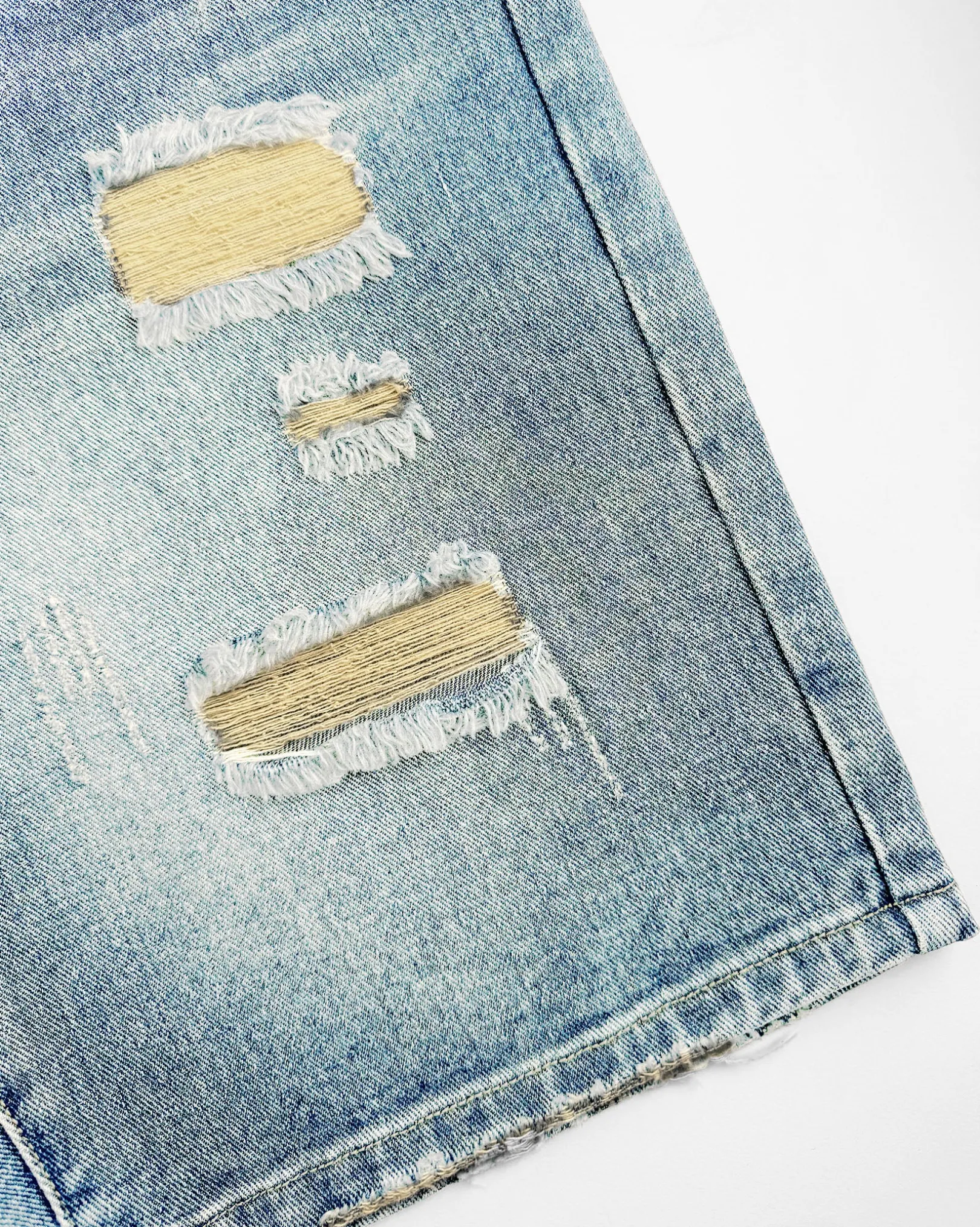 DISTRESSED DENIM SHORTS | Lichtblauw