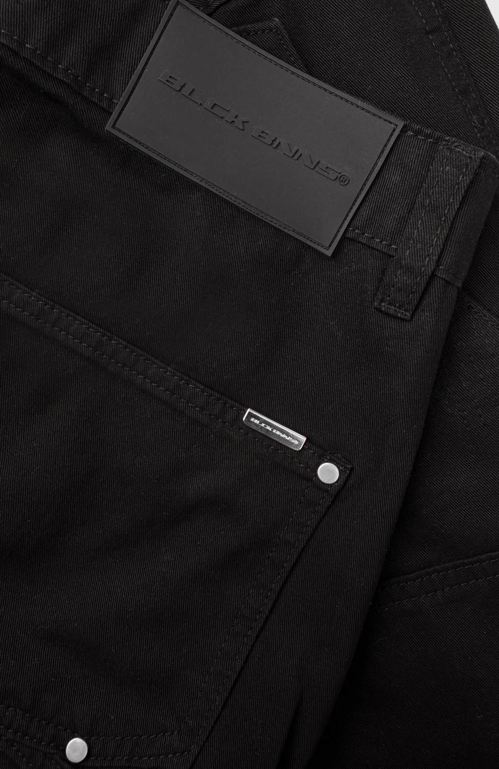 SCRATCHED CARPENTER | Zwart
