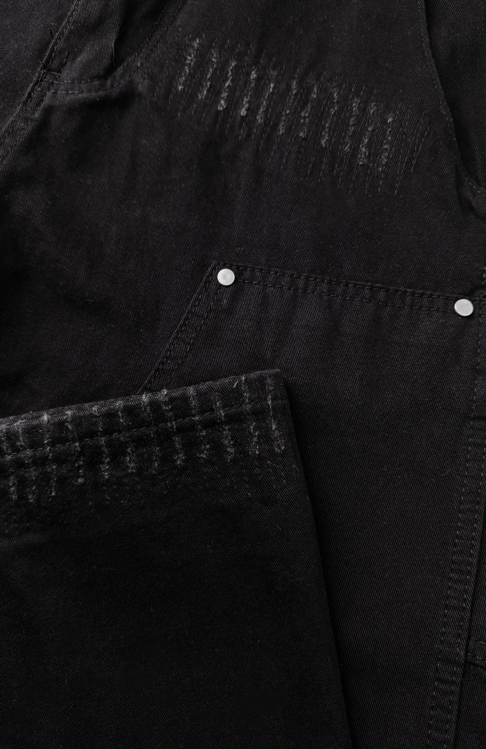 SCRATCHED CARPENTER | Zwart
